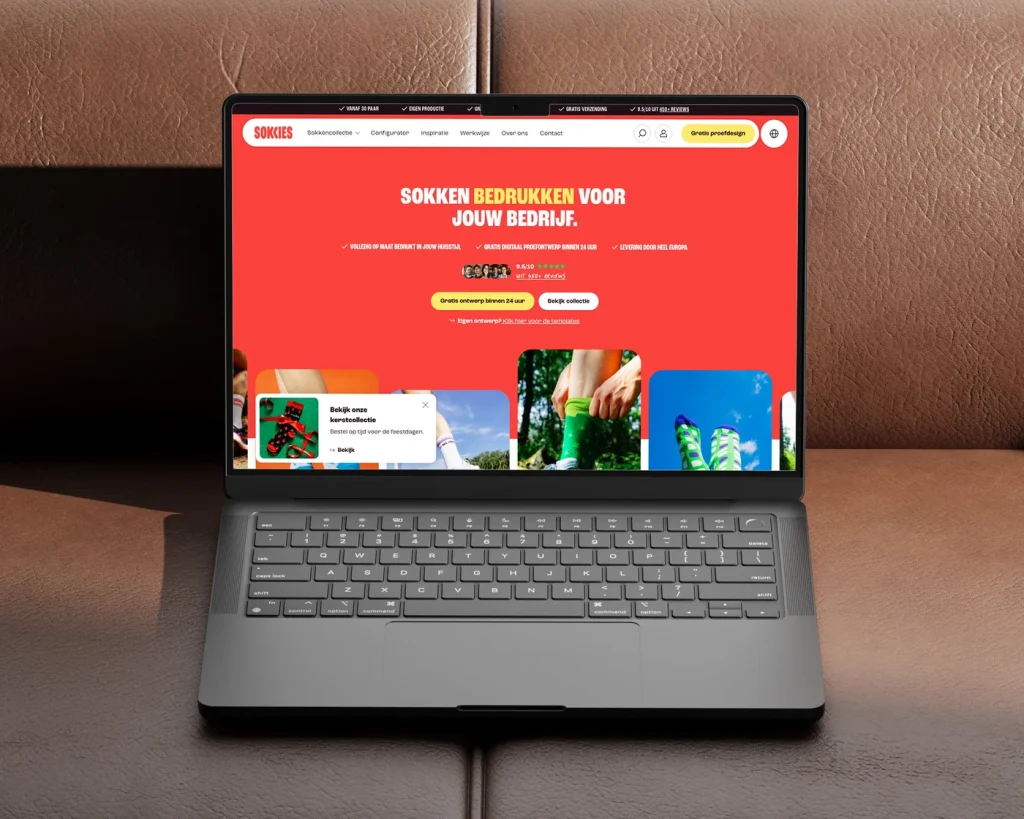 Homepage van de webshop voor bedrukte sokken van Sokkies op een laptop, met de kop Sokken bedrukken voor jouw bedrijf